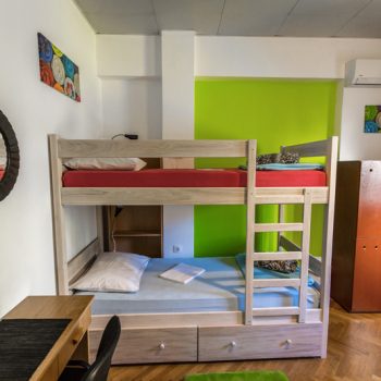 bed-in-4-Crazy-house-hostel-pula-5