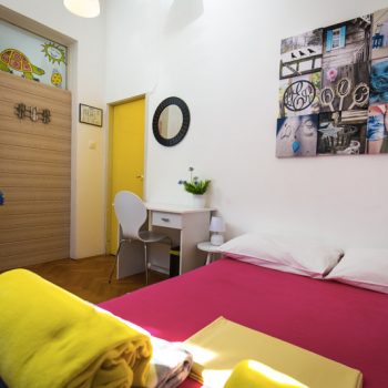 double-bed-Crazy-house-hostel-pula-2