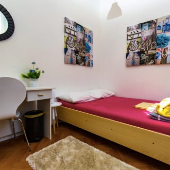 double-bed-Crazy-house-hostel-pula-4