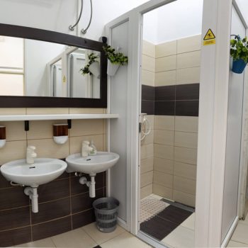 shared-bathroom-crazy-house-hostel-pula-2