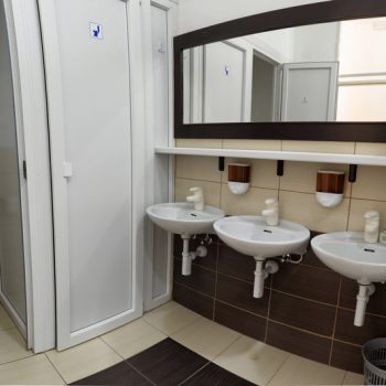 shared-bathroom-crazy-house-hostel-pula-3
